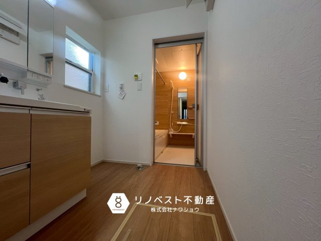 東大阪市第1鴻池町の洗面所|床下収納付きの洗面室。ストック品を収納するのに便利です！