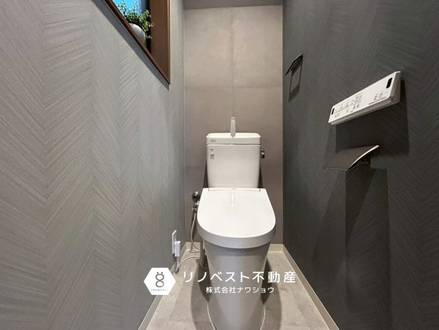 東大阪市稲葉1丁目中古戸建のトイレ|リフォームで新調済みのトイレです◎クロスがお洒落でシックな印象です♪