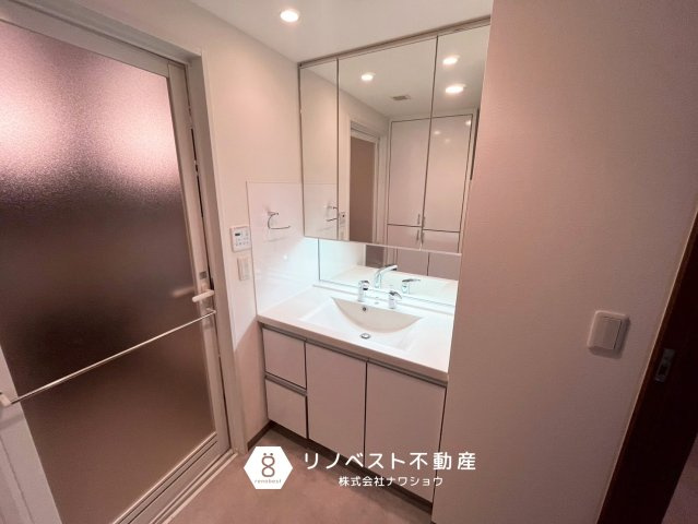 メゾンドール瓢箪山の独立洗面台|収納力の高い洗面台！
朝の身支度もスムーズに進みそうですね◎