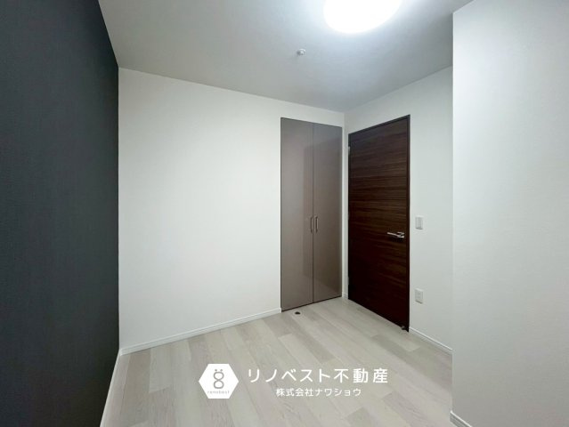 メゾンドール瓢箪山の洋室|ネイビーのアクセントクロスが印象的な洋室。
インパクトはございますがインテリアに馴染む色味です◎