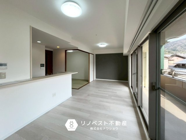 メゾンドール瓢箪山の居間・リビング|南向きバルコニーに面しており明るいLDK。
窓が大きいため開放感がございます♪