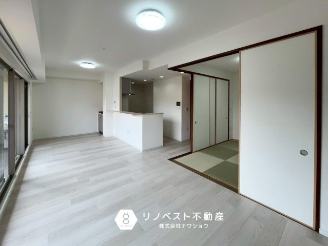 メゾンドール瓢箪山の居間・リビング|天井に近い位置にカーテンレールを設置したり、背の高い観葉植物を置いたりして「垂直のライン」を強調すると、さらに天井が高く見えます♪