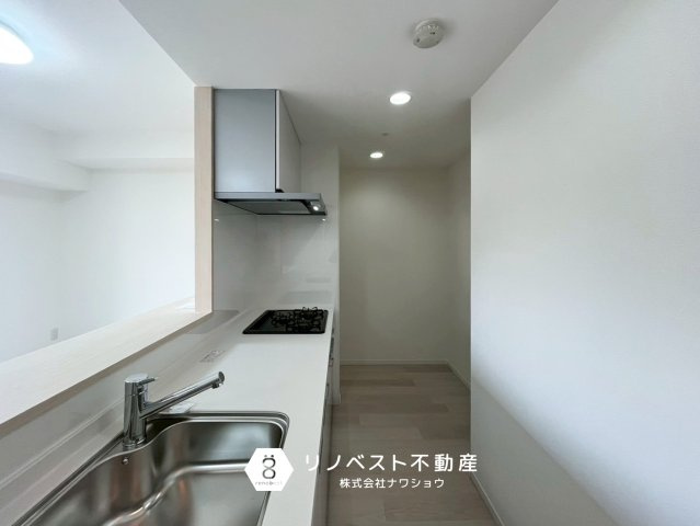 メゾンドール瓢箪山のキッチン|冷蔵庫置場がしっかり確保されております◎
カウンターキッチンはファミリーに人気の間取りです。