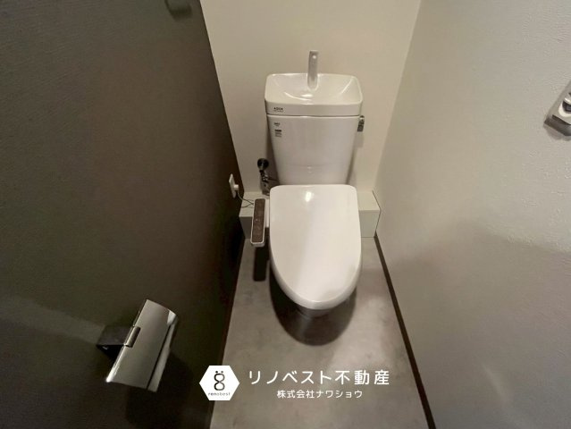 メゾンドール瓢箪山のトイレ|お掃除のしやすいクロス◎
収納棚も付いております♪