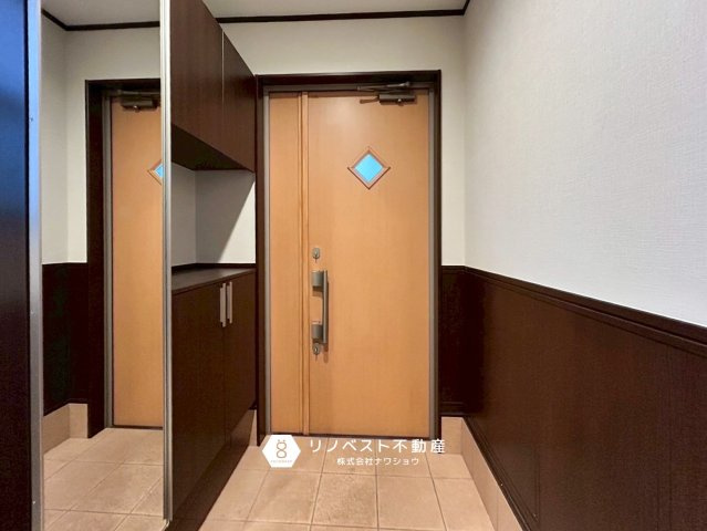 東大阪市古箕輪1丁目の玄関|鏡付きのシューズボックスで外出前の身だしなみチェックができます◎