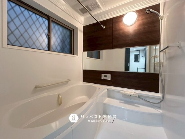 東大阪市古箕輪1丁目の浴室|デザイン性のあるバスタブでホテルのようですね♪大きな窓と鏡で空間を広く見せてくれます。