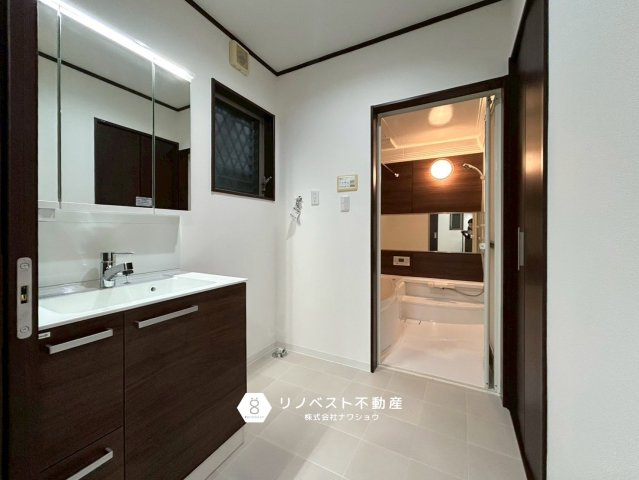 東大阪市古箕輪1丁目の独立洗面台|広々とした洗面スペースでお洗濯物の際もスムーズに作業できます◎大容量の収納付き◎
