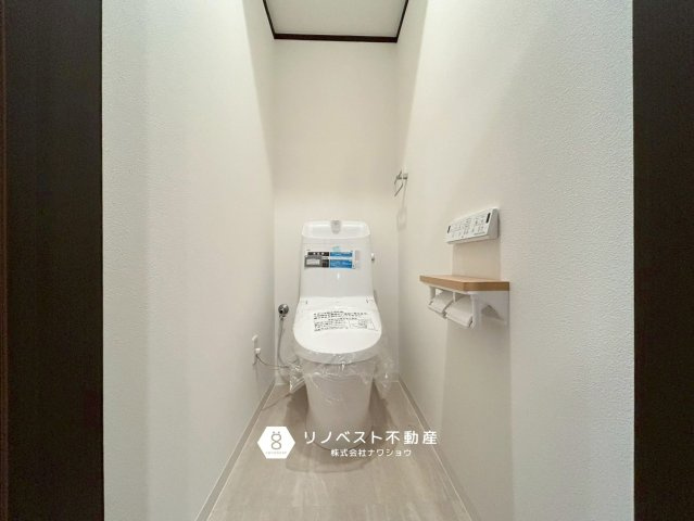 東大阪市古箕輪1丁目のトイレ|玄関入ってすぐのトイレです♪リフォームで新調済み◎