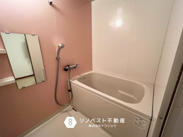 小阪パークハイツ弐号棟の浴室|ピンクのクロスが特徴的な浴室。
1日の疲れが取れるリラックス空間です♪