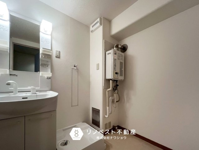 小阪パークハイツ弐号棟の脱衣所|独立洗面台付きの洗面所。
洗濯パン完備なので、入浴後の洗濯物ルーティンもスムーズ♪