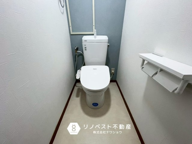 小阪パークハイツ弐号棟のトイレ|温水洗浄機能付きトイレ。
水色×白のシンプルで落ち着ける空間です♪