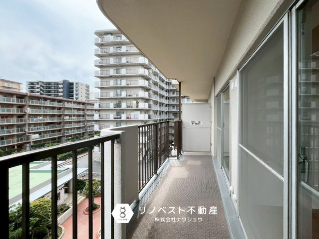 小阪パークハイツ弐号棟のバルコニー|【リノベスト不動産】テナント（事業用）物件のご紹介も可能です。事務所移転・新規開業等お気軽にご相談ください♪