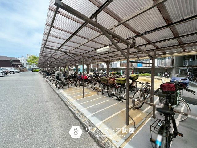 小阪パークハイツ弐号棟の駐輪場|【リノベスト不動産】東大阪市・生野区・東成区での物件探しは弊社にお任せください！