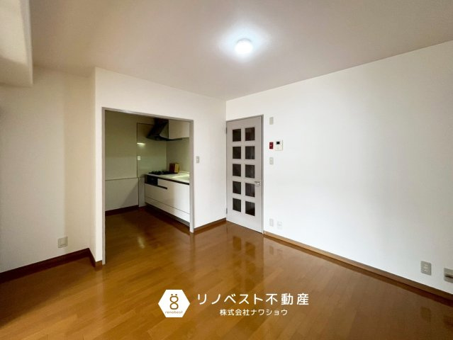 小阪パークハイツ弐号棟のキッチン|約9.5帖のダイニングキッチン。
キッチンが半個室空間となっているため、ダイニングスペースを広くお使いいただけます♪