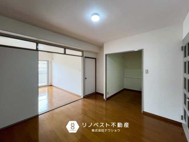 小阪パークハイツ弐号棟のキッチン|和室・洋室へのそれぞれ動線がスムーズです◎