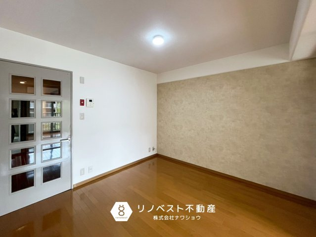 小阪パークハイツ弐号棟のキッチン|クロス貼替済みです。
リビングスペースとしてもお使いいただけます◎