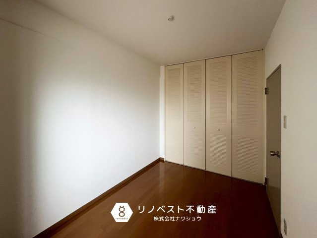 小阪パークハイツ弐号棟の洋室|約4.9帖の洋室。
大容量のクローゼット完備◎
