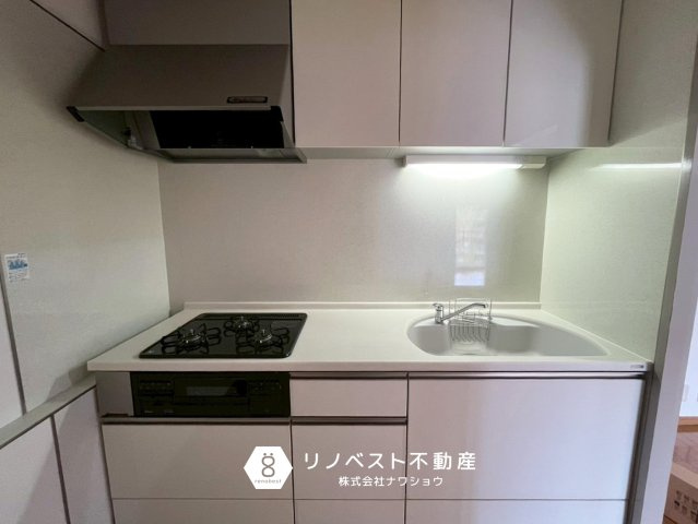 小阪パークハイツ弐号棟のキッチン|3口コンロシステムキッチン。
グリル付きで料理のレパートリーも増えますね♪