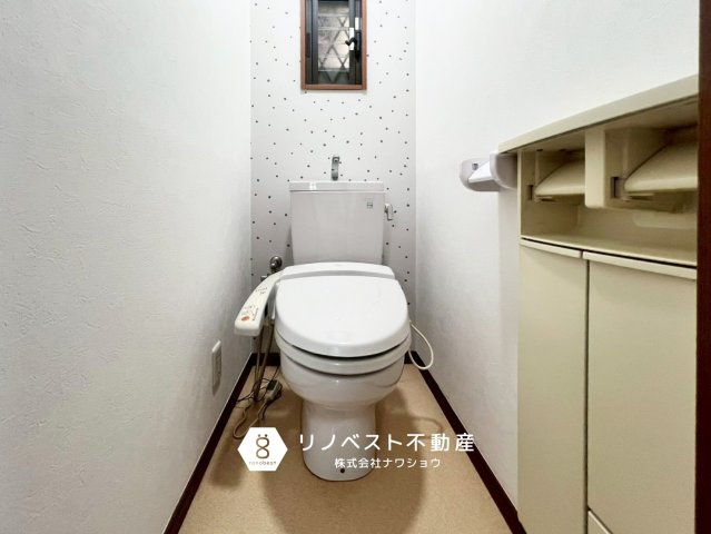 東大阪市俊徳町5丁目のトイレ|温水洗浄機能付きトイレ。
ドットのクロスがおしゃれでかわいいですね♪