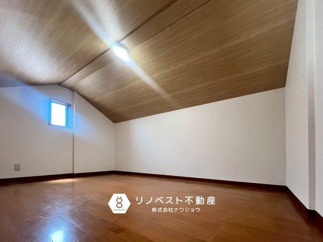 東大阪市俊徳町5丁目の収納|天井高のあるロフトスペース。
小窓付きなので明かりもしっかり入ります◎
