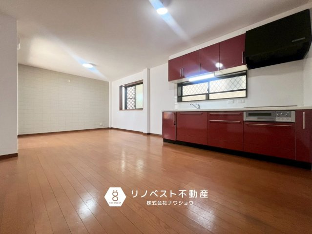 東大阪市俊徳町5丁目の居間・リビング|約15.4帖のLDK！
赤いキッチンが映える、2面採光の家族団らんスペースです◎