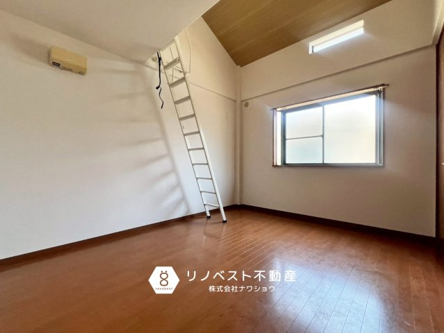 東大阪市俊徳町5丁目の洋室|ロフト付きの約7.6帖の洋室。
クローゼットも完備で、お子様部屋におすすめ♪