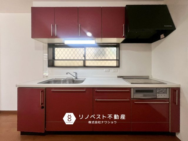 東大阪市俊徳町5丁目のキッチン|グリル付き3口IHシステムキッチン。
小窓付きで換気や採光もバッチリ◎