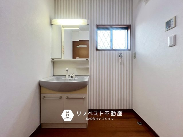 東大阪市俊徳町5丁目の洗面所|ストライプのクロスがかわいい洗面室。
浴室の湿気も逃がせる小窓付き◎