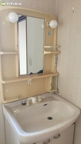 越谷市下間久里　中古一戸建ての独立洗面台