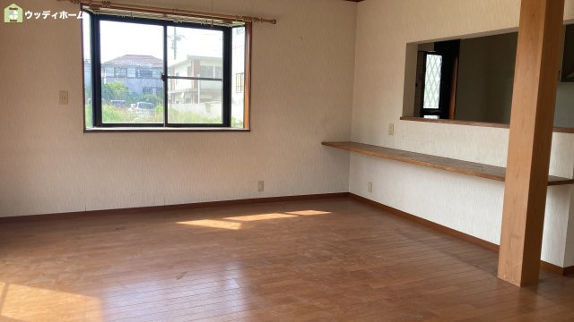 越谷市下間久里　中古一戸建ての居間・リビング