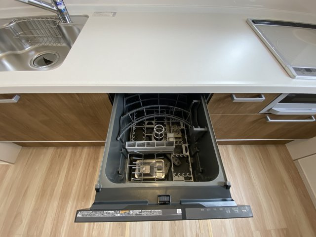 東根市羽入東【1号棟】のその他|家事の負担を軽減する、便利なビルトイン食洗機を標準装備。手洗いよりも節水・節約につながるだけでなく、高温乾燥で衛生面も安心です。忙しい毎日の後片付けをサポートし、家族と過ごすゆとりの時間を生み出します