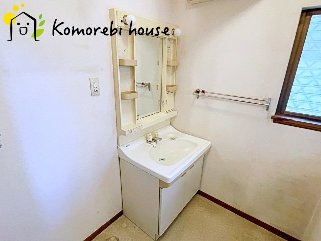 さいたま市北区日進町　2丁目　中古一戸建ての独立洗面台|独立洗面台、小物を置くことができて便利です
