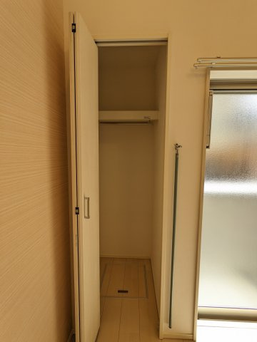 ハーモニーテラス栄生の収納|101号室クローゼット