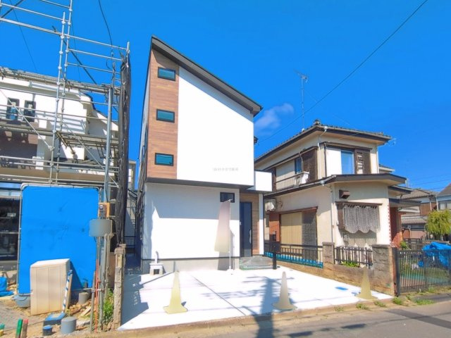 入間郡三芳町大字藤久保の新築一戸建の外観|折上天井で開放的なリビングは17帖以上のゆとりの広さ。