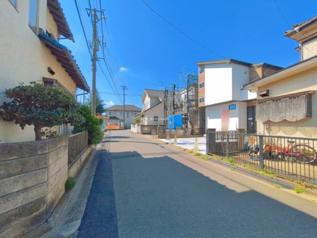 入間郡三芳町大字藤久保の新築一戸建の前面道路含む現地写真|北東側5m公道です。