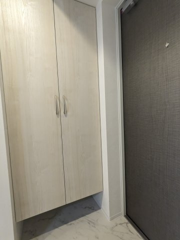 クレストタップ神戸湊町ノアールの玄関
