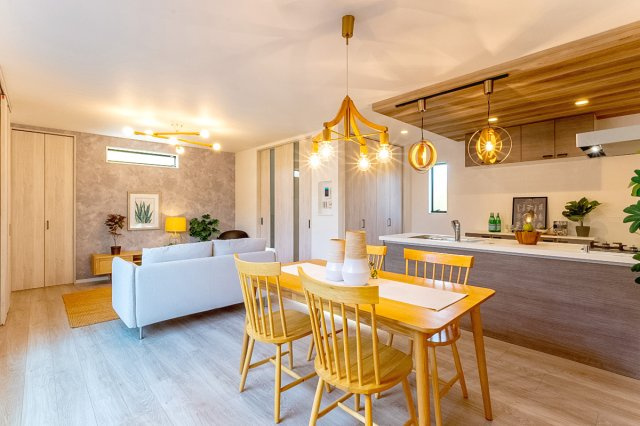 【居間・リビング】 | パークタウン大東市北条　新築戸建て | 【施工例写真】リビング
大きな敷地で日当り良好です♪
広いリビングで家族団らんの時間を過ごせます♪