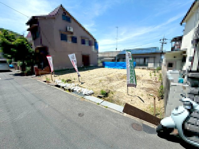 【外観】 | パークタウン大東市北条　新築戸建て | 【現地写真】
耐震等級3級の新築戸建て♪
現状更地、前面道路約5ｍ
自由設計可能！参考プランあり♪