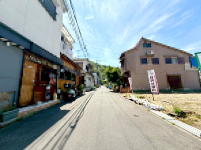 【前面道路含む現地写真】 | パークタウン大東市北条　新築戸建て | 【現地写真】
耐震等級3級の新築戸建て♪
現状更地、前面道路約5ｍ
今なら自由設計可能！参考プランあり♪