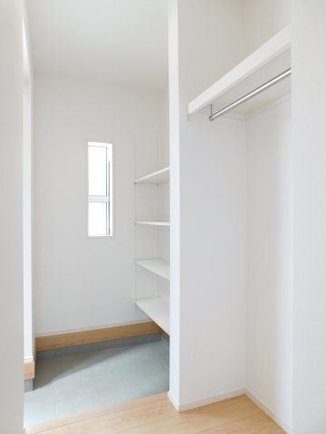 名古屋市西区清里町の新築一戸建の収納|◇ＳＩＣ◇　　ベビーカーやアウトドア用品など収納に便利な玄関土間収納♪　便利なハンガーポール完備！