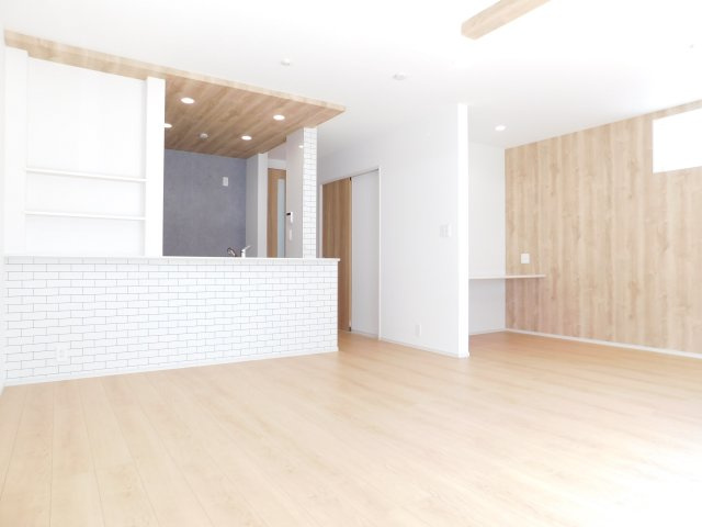 名古屋市西区清里町の新築一戸建の居間・リビング|◇リビング◇　　南面で明るいリビング２０．０帖　キッチン上はオシャレなポップアップ天井！
