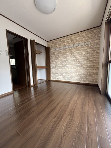 洋室６帖の壁一面はアクセントクロス仕様です♪