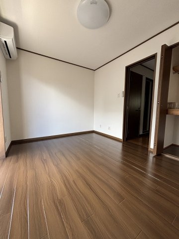 洋室６帖にエアコンと照明付きです。扉でキッチンと仕切れます♪