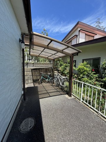 敷地内の屋根付き駐輪場は、自転車のみ置けます♪