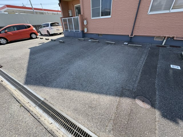 リヴェール123の駐車場