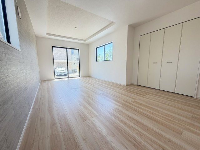 三郷市新和3丁目　新築戸建の居間・リビング|アクセントクロス、折上天井がオシャレなリビング18帖