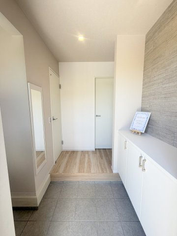 三郷市新和3丁目　新築戸建の玄関|カウンター部分にはお好きなインテリアが飾れますね