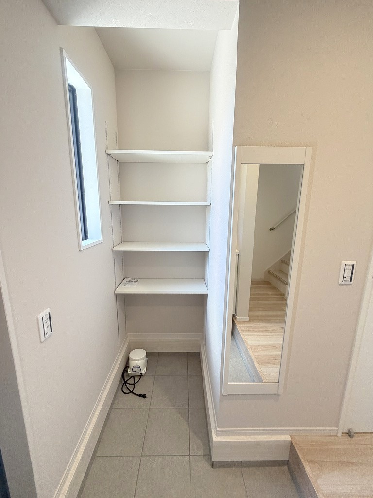 三郷市新和3丁目　新築戸建の玄関|アウトドア用品やベビーカー置きに便利な土間収納付き