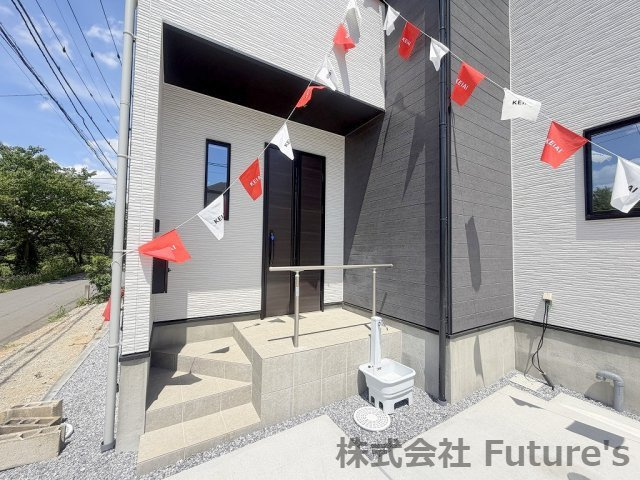 三郷市新和3丁目　新築戸建のエントランス|外水栓付きで洗車やお子様のプール遊びにも便利です