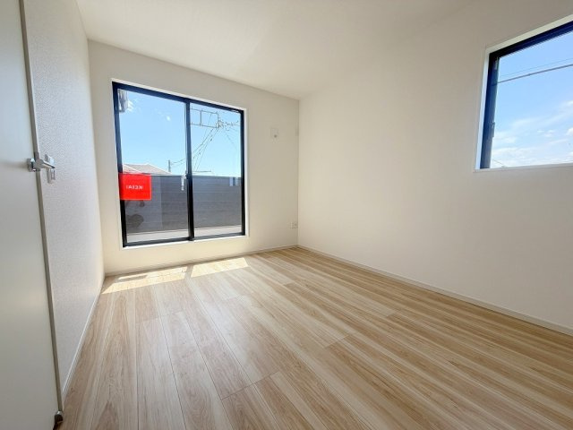 三郷市新和3丁目　新築戸建の洋室|バルコニーに面した明るい洋室8.2帖